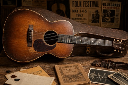 Vintage-Akustikgitarre auf altem Holztisch